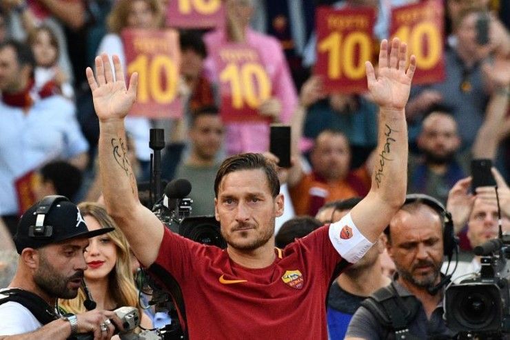 Francesco Totti ยอดคนแห่งวงการลูกหนัง หากมองย้อนกลับไปที่จุดเริ่มต้นของต็อตติ เขาคือเด็กหนุ่มชาวอิตาลีคนนึงที่หลงไหลในกีฬาฟุตบอล